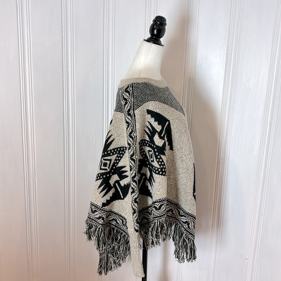 TIMING Aztec inspired poncho sweater - Picture 2 of 7